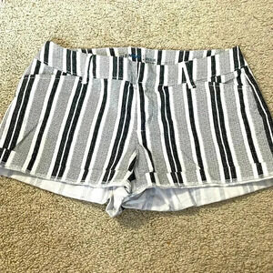 Old Navy pixie mid rise shorts size 0